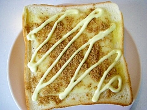 ほんのり磯の香り☆　チーズと魚粉のトースト♪